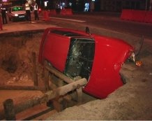 В Киеве автомобиль с пассажирами провалился в ремонтную яму В Киеве автомобиль с пассажирами провалился в ремонтную яму