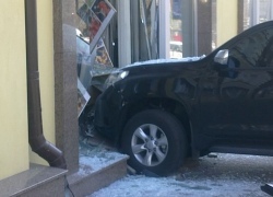 В центре Киева женщина-водитель разнесла витрину магазина