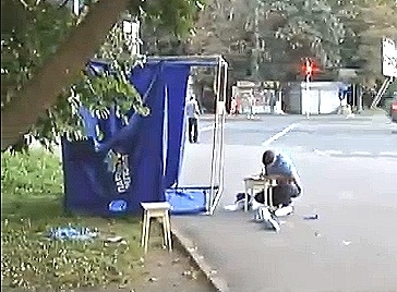 В Киеве неизвестные подожгли агитационную палатку Партии регионов В Киеве неизвестные подожгли агитационную палатку Партии регионов