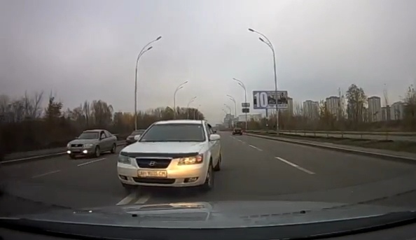 В Киеве водитель наплевал на всех и поехал по встречке В Киеве водитель наплевал на всех и поехал по встречке