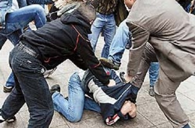 Заезжие гопники средь белого дня избили в столице студента Заезжие гопники средь белого дня избили в столице студента