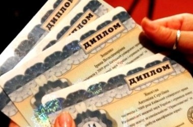 В Киеве поймали милиционера с липовым юридическим образованием В Киеве поймали милиционера с липовым юридическим образованием