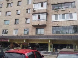 Врач пытался выбросить малыша с балкона Врач пытался выбросить малыша с балкона