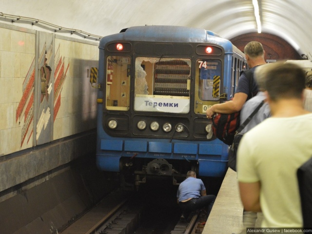 В Киевском метро мужчина прыгнул под поезд