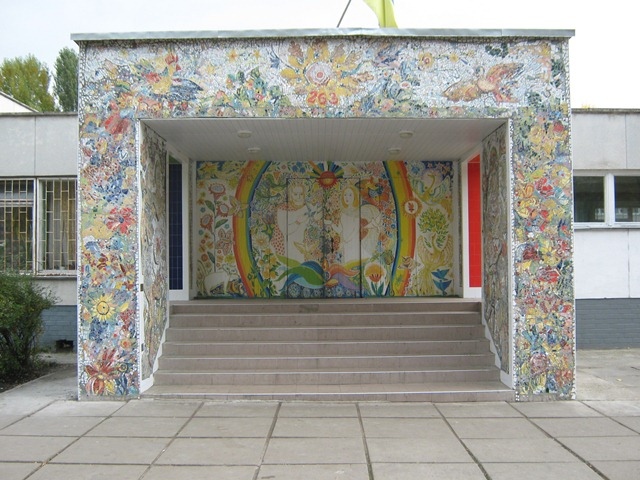 Парадный вход школы Киева украсили монументальной живописью