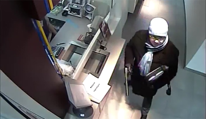 В Киеве ограбили банк. Преступника сняли камеры видеонаблюдения