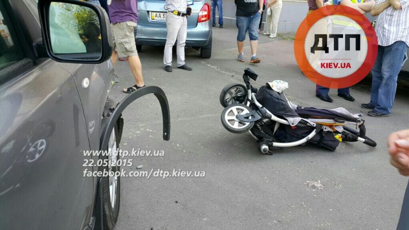 В Киеве "Ниссан" раздавил коляску с ребенком. Малыш в реанимации В Киеве "Ниссан" раздавил коляску с ребенком. Малыш в реанимации