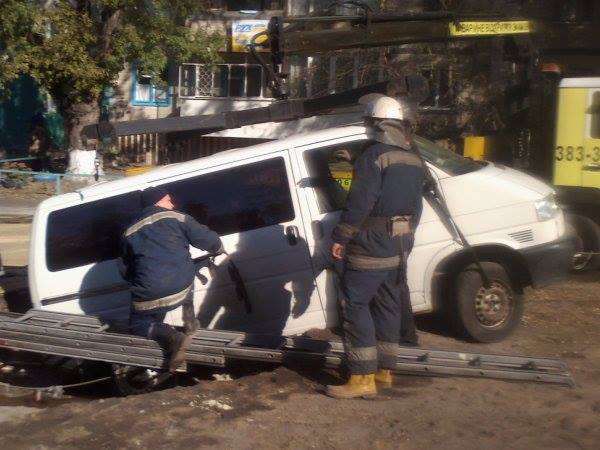 В Киеве прорвало трубу и пострадал автомобиль В Киеве прорвало трубу и пострадал автомобиль