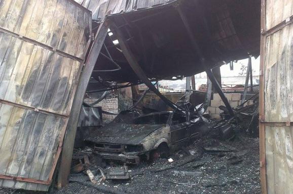 В Киеве выгорела СТО В Киеве выгорела СТО
