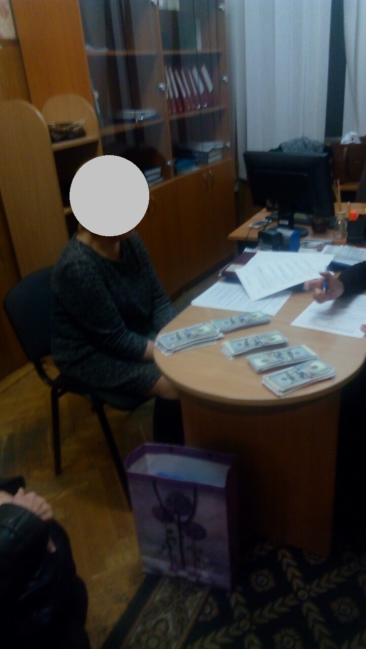 На взятке 50 тыс. долларов США задержан столичный чиновник На взятке 50 тыс. долларов США задержан столичный чиновник