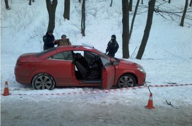 Мужчина застрелился в машине своей супруги Мужчина застрелился в машине своей супруги