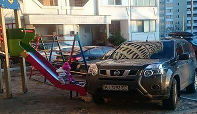 Водитель-хам припарковал свой "танк" на детской игровой площадке