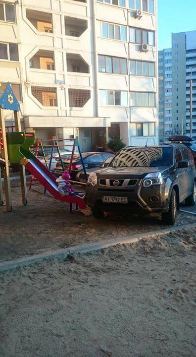 Водитель-хам припарковал свой "танк" на детской игровой площадке Водитель-хам припарковал свой "танк" на детской игровой площадке