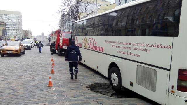 В центре Киева провалился асфальт В центре Киева провалился асфальт