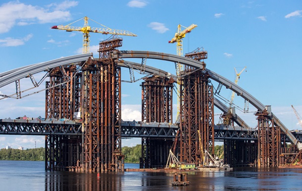 С недостроенного моста в Киеве упали подростки
