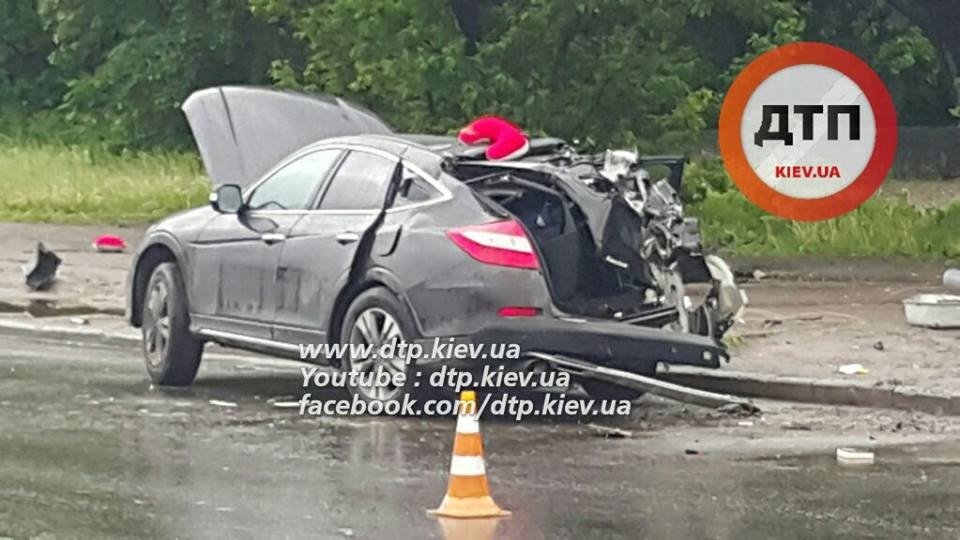 В Киеве разбилась машина нардепа Антона Геращенко В Киеве разбилась машина нардепа Антона Геращенко