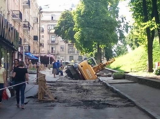 Возле станции метро под асфальт провалился экскаватор Возле станции метро под асфальт провалился экскаватор