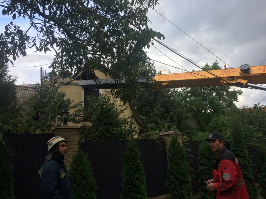 На Печерске автокран упал на жилой частный дом На Печерске автокран упал на жилой частный дом