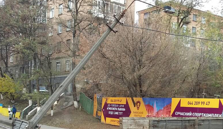 В Киеве грузовик вырвал "с корнями" столб электроопоры В Киеве грузовик вырвал "с корнями" столб электроопоры