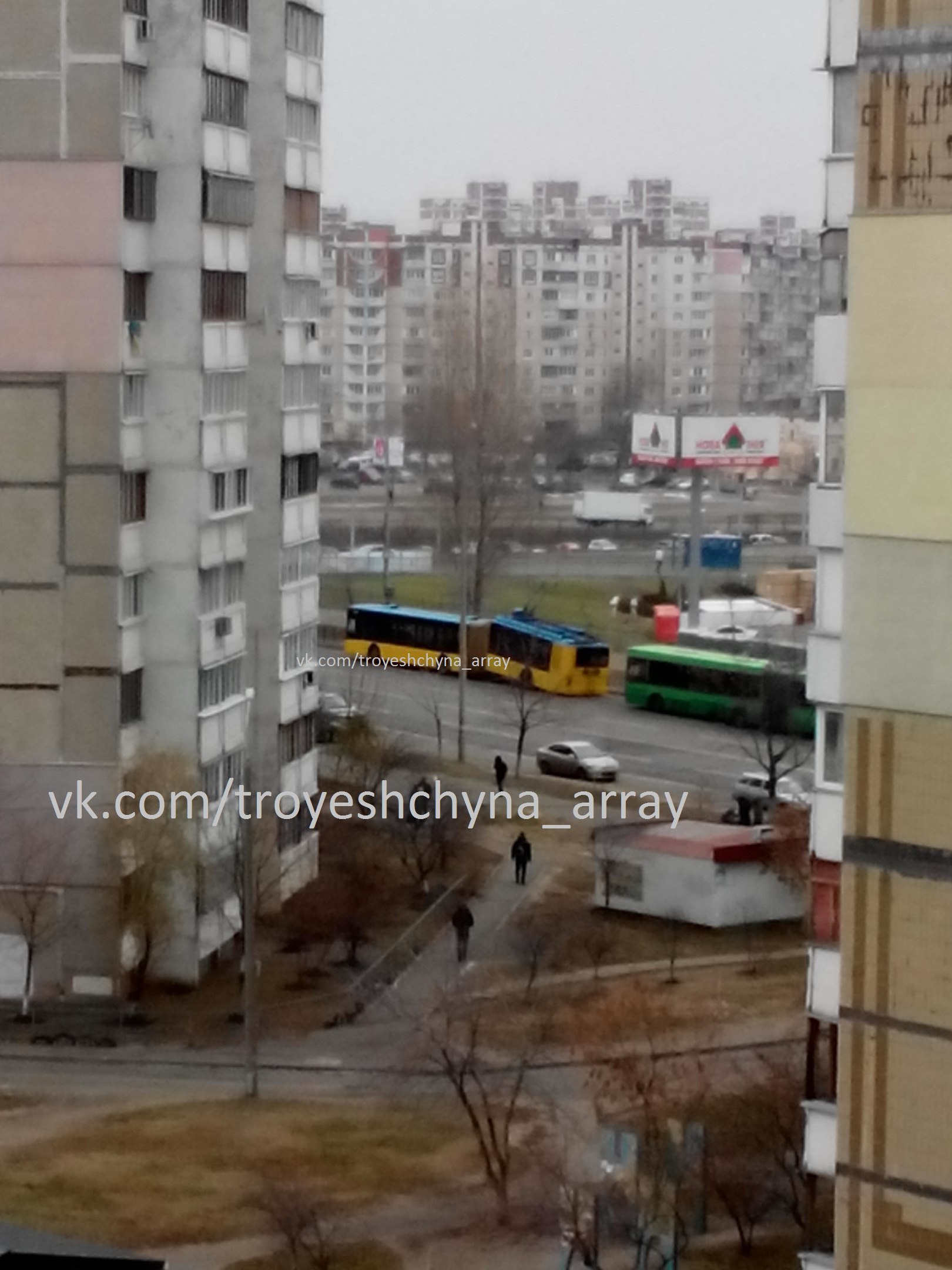 На Троещине напополам разломался тролейбус На Троещине напополам разломался тролейбус