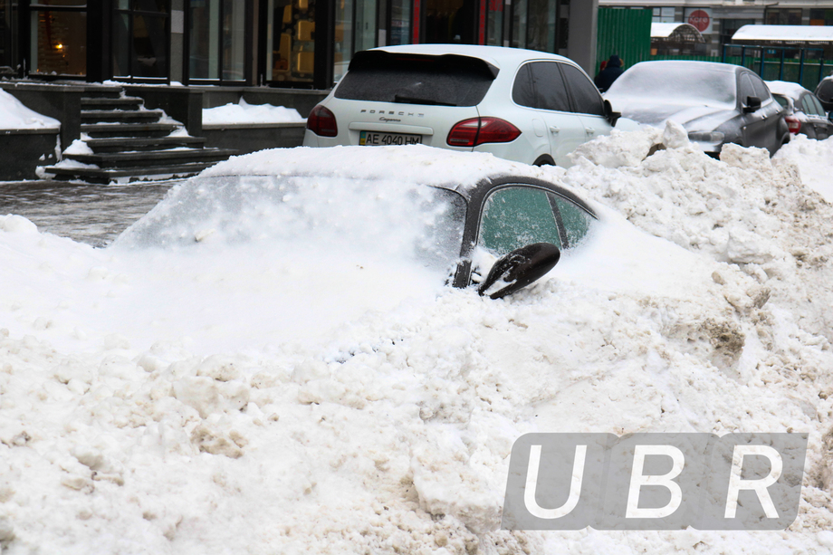 Снегоуборочная техника "закопала" в Киеве дорогой автомобиль