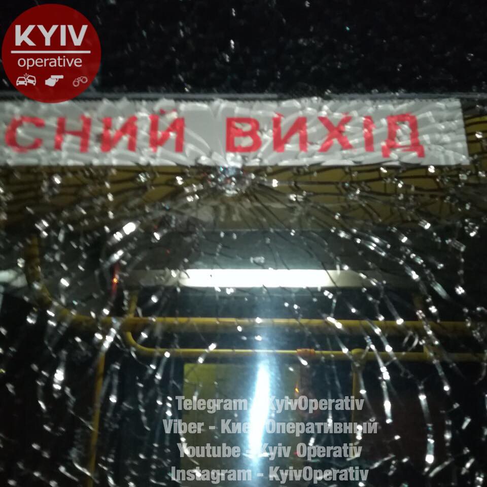 На Подоле неизвестные расстреляли троллейбус На Подоле неизвестные расстреляли троллейбус