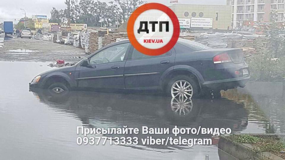 В Киеве американский автомобиль утонул в луже В Киеве американский автомобиль утонул в луже