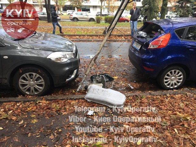 В столице идеально упал столб электроопоры В столице идеально упал столб электроопоры