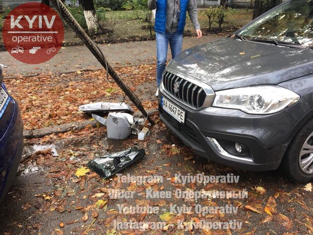 В столице идеально упал столб электроопоры В столице идеально упал столб электроопоры