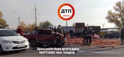 Жуткое смертельное ДТП за Глевахой: "ВАЗ" въехал в фуру с кирпичами Жуткое смертельное ДТП за Глевахой: "ВАЗ" въехал в фуру с кирпичами