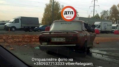 Жуткое смертельное ДТП за Глевахой: "ВАЗ" въехал в фуру с кирпичами Жуткое смертельное ДТП за Глевахой: "ВАЗ" въехал в фуру с кирпичами