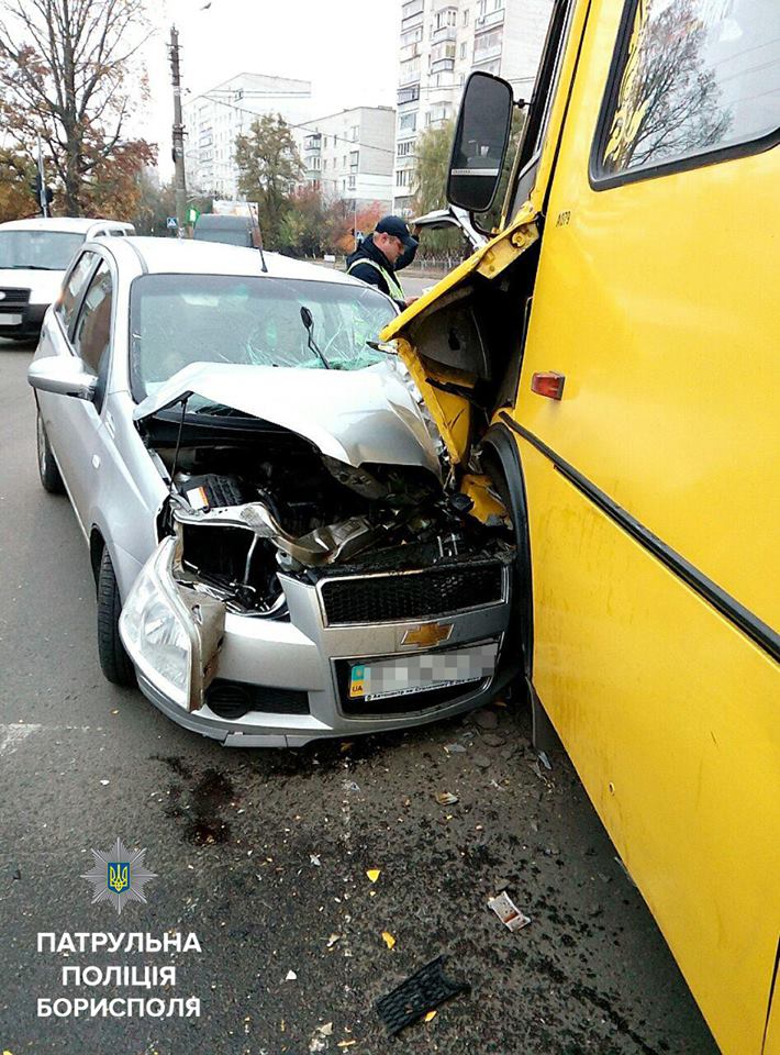 Под Киевом пьяный водитель "убил" свое авто об маршрутку Под Киевом пьяный водитель "убил" свое авто об маршрутку