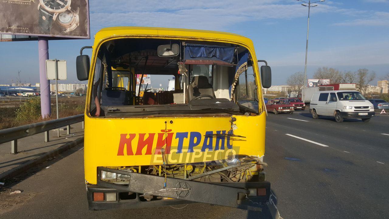 На Окружной дороге столкнулись грузовик и маршрутка На Окружной дороге столкнулись грузовик и маршрутка
