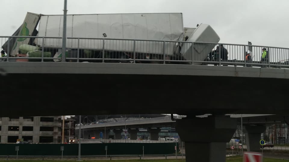 В аэропорту "Борисполь" второе ЧП за сутки - опрокинулась фура В аэропорту "Борисполь" второе ЧП за сутки - опрокинулась фура