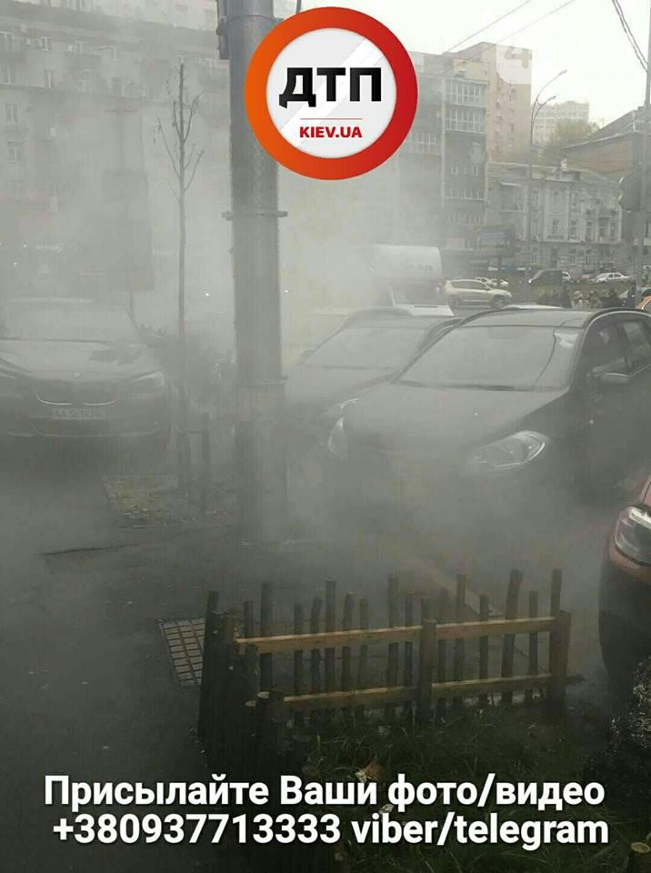 На Печерске прорыв трубы - улицу заволокло паром На Печерске прорыв трубы - улицу заволокло паром