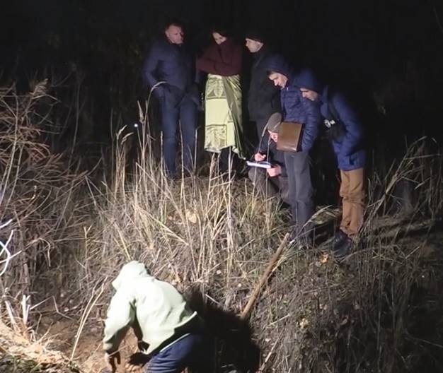 В Киеве мужчина "похоронил" девушку в земле на озере В Киеве мужчина "похоронил" девушку в земле на озере