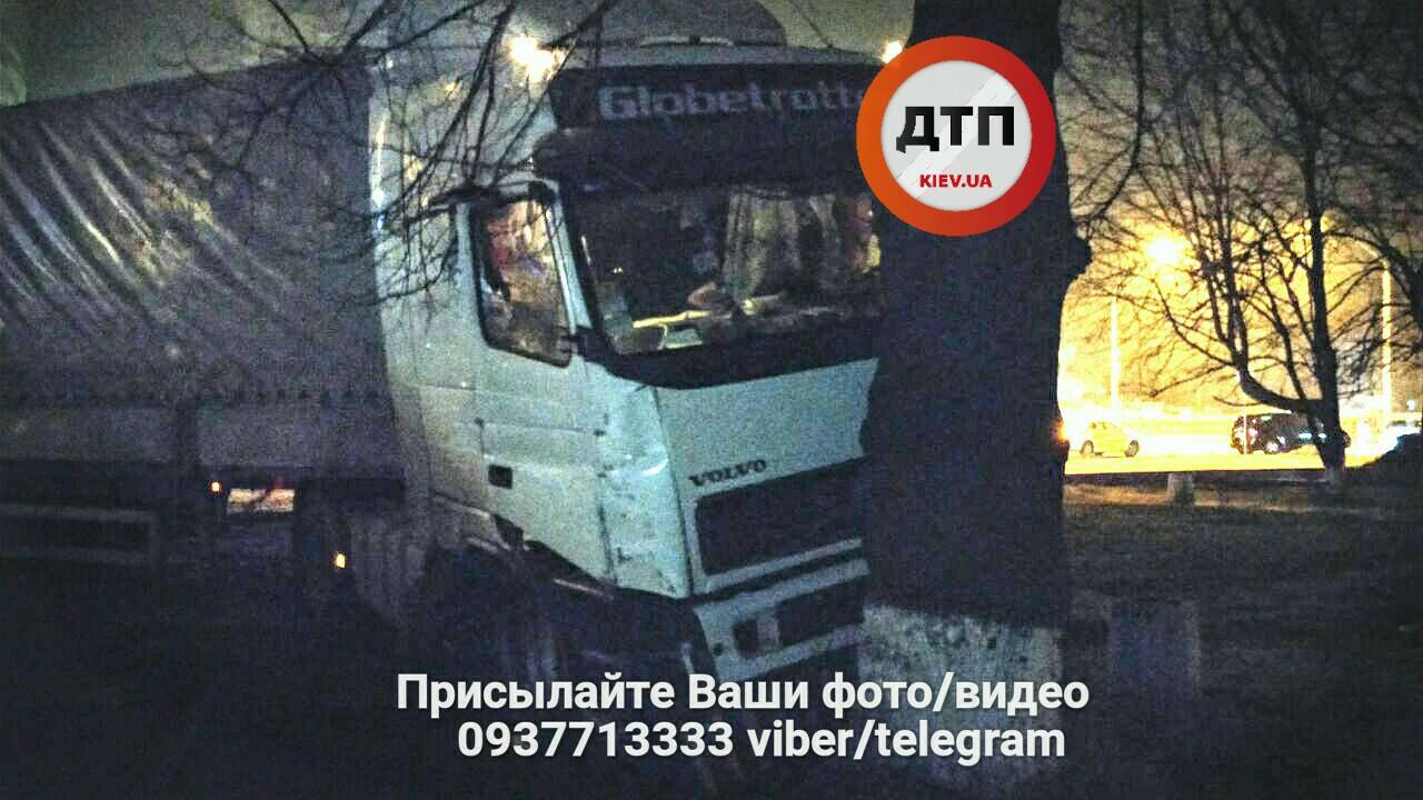 Пьяный водитель фуры устроил на проспекте Победы тройное ДТП Пьяный водитель фуры устроил на проспекте Победы тройное ДТП