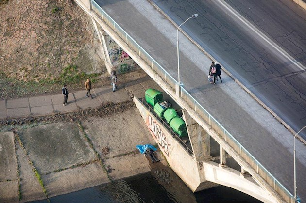 Киевского самоубийцу на мосту скинули в воду - СМИ Киевского самоубийцу на мосту скинули в воду - СМИ