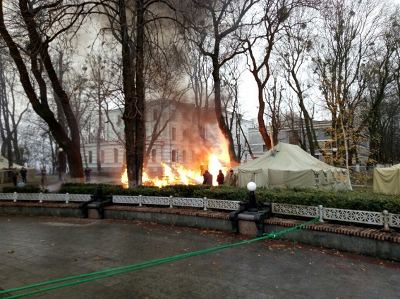 В палаточном городке возле Верховной Рады произошел пожар В палаточном городке возле Верховной Рады произошел пожар