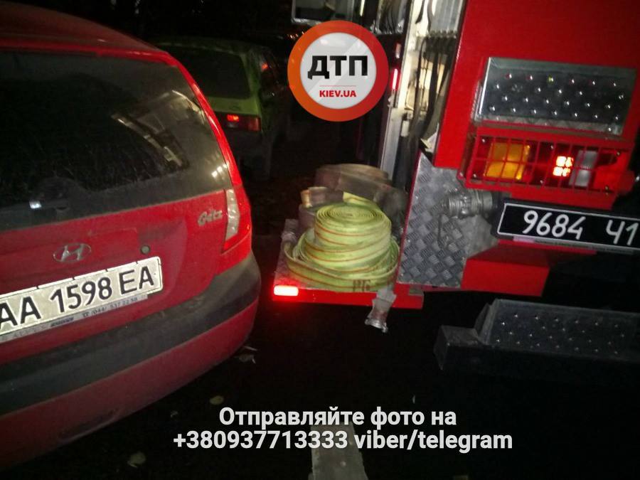 На Оболони из-за "дворового паркинга" сгорела жилая квартира На Оболони из-за "дворового паркинга" сгорела жилая квартира
