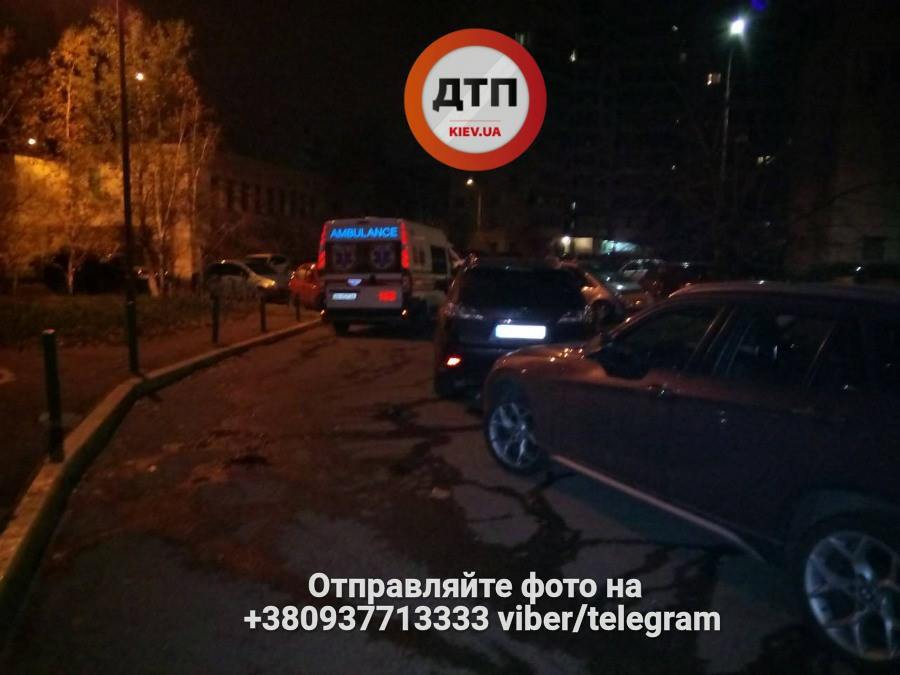 На Оболони из-за "дворового паркинга" сгорела жилая квартира На Оболони из-за "дворового паркинга" сгорела жилая квартира