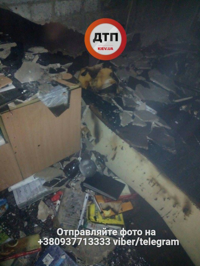 На Оболони из-за "дворового паркинга" сгорела жилая квартира На Оболони из-за "дворового паркинга" сгорела жилая квартира