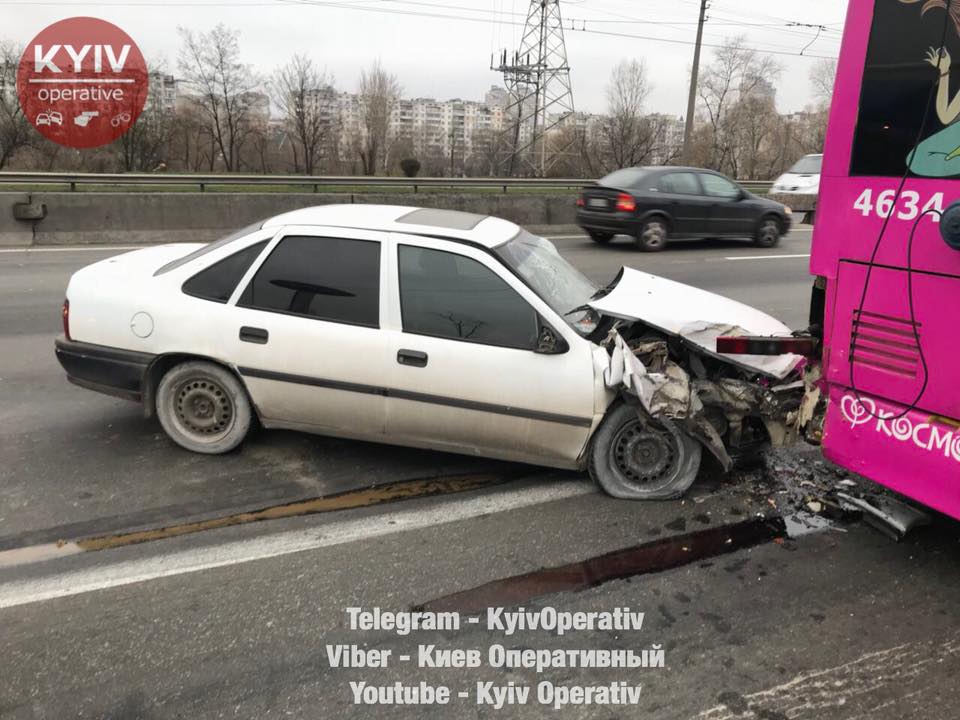В Киеве "слепой" водитель "убил" свое авто об розовый троллейбус В Киеве "слепой" водитель "убил" свое авто об розовый троллейбус