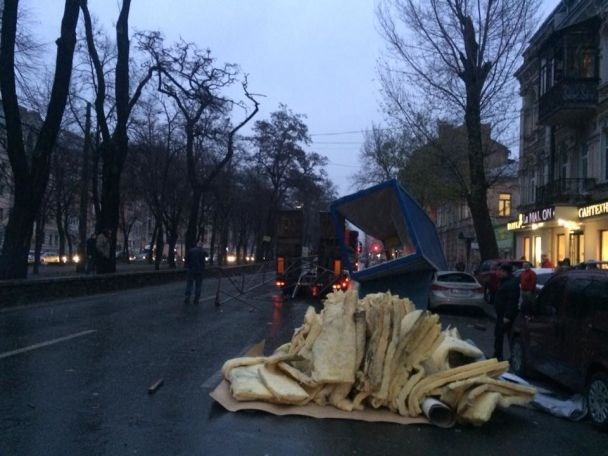 На Подоле грузовик раздавил припаркованные авто На Подоле грузовик раздавил припаркованные авто