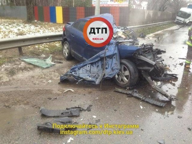 В Киеве "поскользнувшаяся" фура раздавила легковушку с водителем В Киеве "поскользнувшаяся" фура раздавила легковушку с водителем