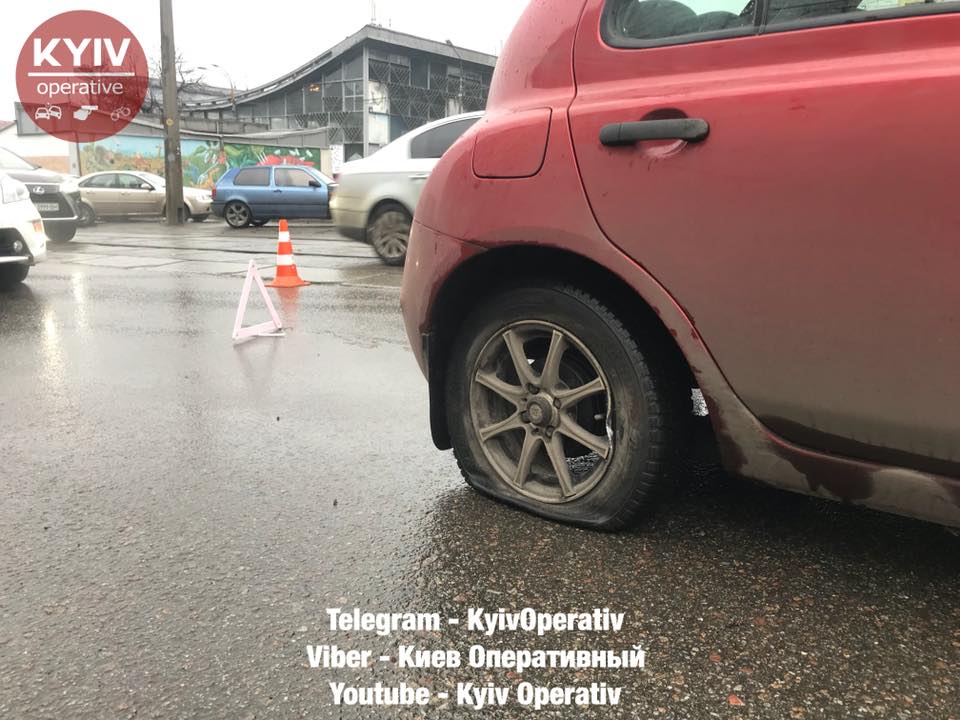 Возле "Житнего рынка" в Киеве автомобиль врезался в остановку с людьми Возле "Житнего рынка" в Киеве автомобиль врезался в остановку с людьми