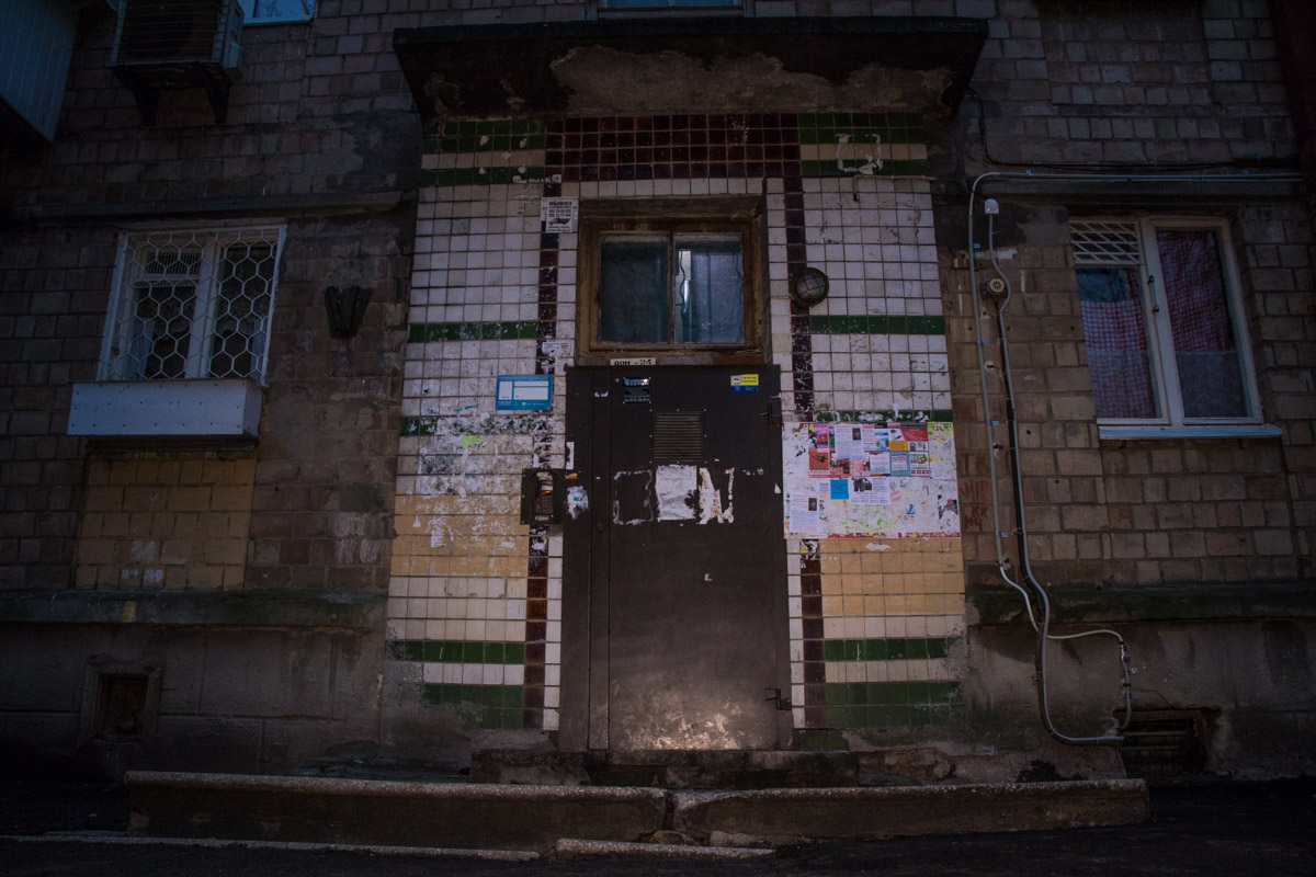 Новый-старый "дом-убийца": жители киевской хрущевки "задыхаются" из-за фекалий