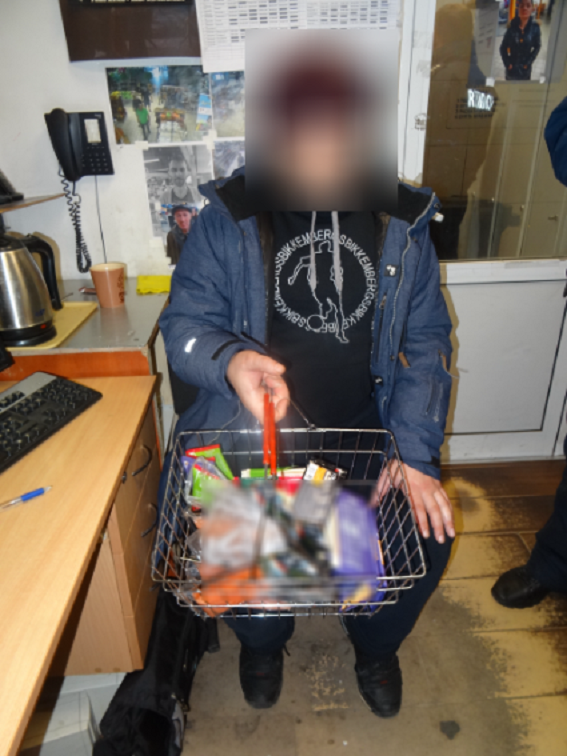 Киевские полицейские отобрали у покупателя "бесплатные" продукты Киевские полицейские отобрали у покупателя "бесплатные" продукты