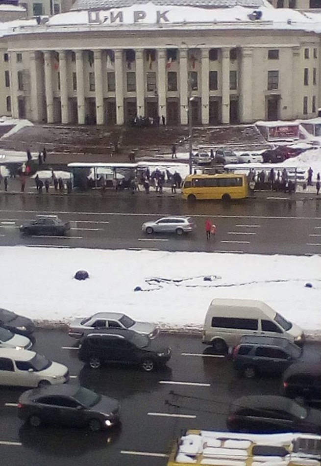 Возле цирка в Киеве заметили очередную "яжемать" с ребенком Возле цирка в Киеве заметили очередную "яжемать" с ребенком