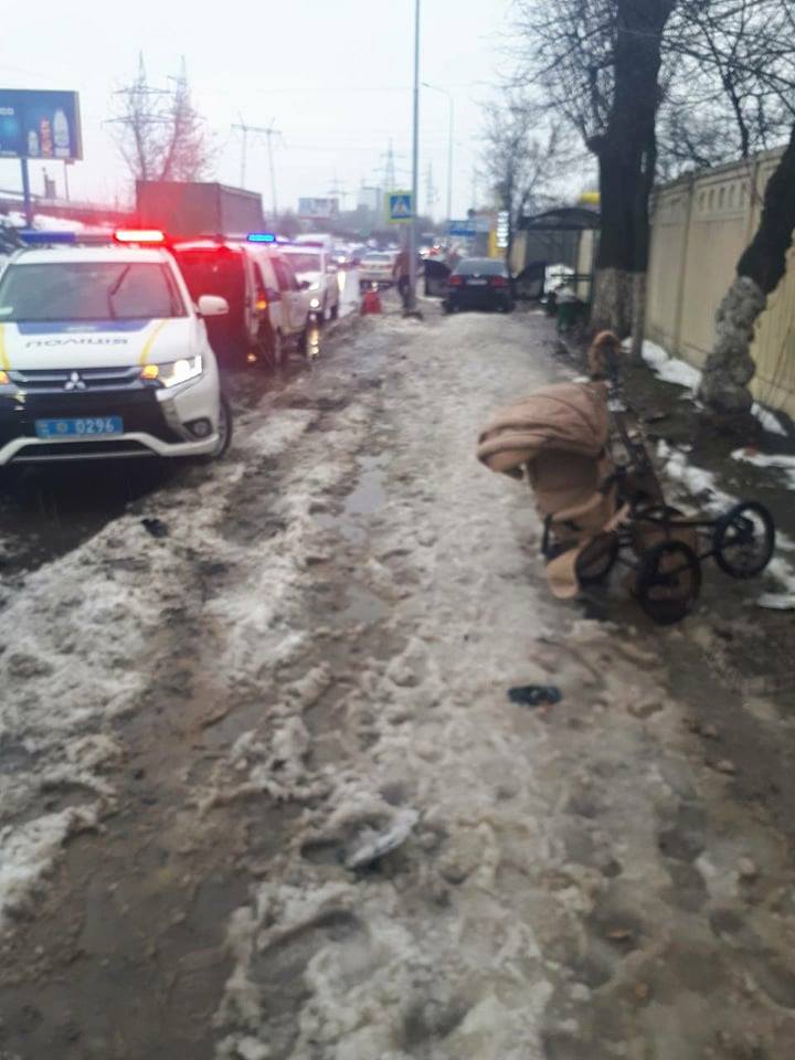 Под Киевом грузины-наркоманы сбили на тротуаре мать с детской коляской Под Киевом грузины-наркоманы сбили на тротуаре мать с детской коляской